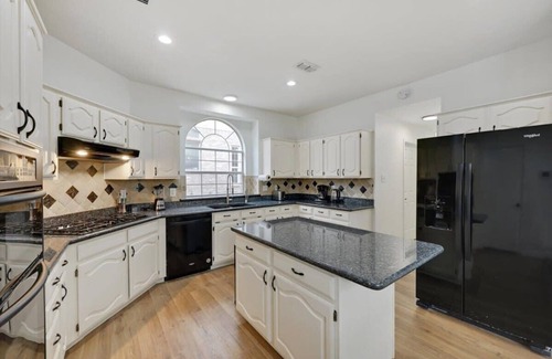 Plano House | 5 Bedrooms, Backyard Oasis - Groups Welcome!