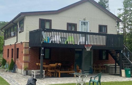 Roseneath House | 5 Bedrooms Cottage at Rice Lake!