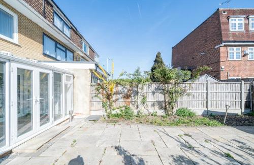 Havering House | 5 Bedrooms Homely House with Garden-Sleeps 11 Comfortably on 5 Double Beds, 1 Single Bed, Onsite Private Parking,Business Travellers, Contractors, & Holiday-Goers, Family Groups, Near Westfield Stratford,Excel Centre,O2 Arena,Elizabeth Line,Central London