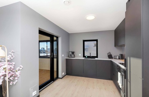 Lund Apartment | 5 Bedrooms I Jacuzzi & El-Parking - Brand new!