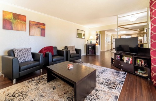 Northeast Edmonton House | 5 Bedrooms | Sleeps 12 | 2 Suites | Free Parking | Pet Friendly