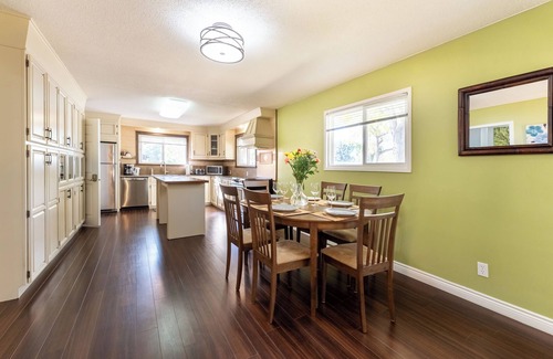 Northeast Edmonton House | 5 Bedrooms | Sleeps 12 | 2 Suites | Free Parking | Pet Friendly