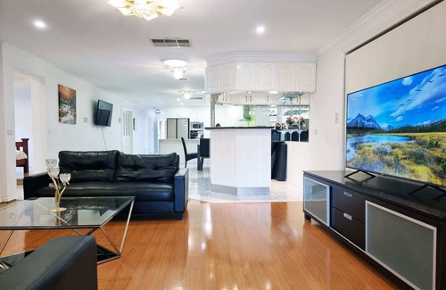 Sunshine West House | 5 bedrooms Spacious home