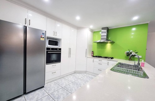 Sunshine West House | 5 bedrooms Spacious home