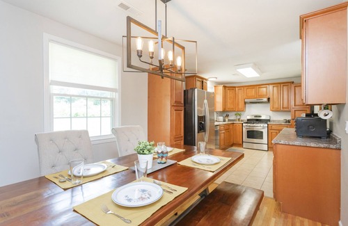Bluefields House | 5 Beds/2.5 bath. Covered Patio and fire pit. Hilltop Manor- 8 miles from DT