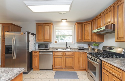 Bluefields House | 5 Beds/2.5 bath. Covered Patio and fire pit. Hilltop Manor- 8 miles from DT