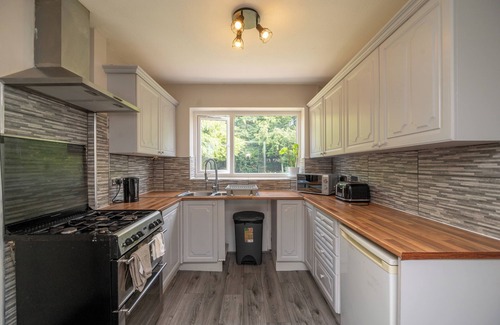 Shirley House | 5 beds (3 bedrooms) house, Solihull City Centre, NEC, Train Station, Airport