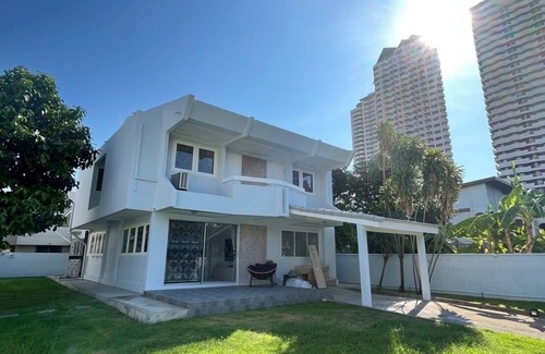 Suan Luang House | 5 beds 452sqm. Private garden Pet friendly angle with CCTV
