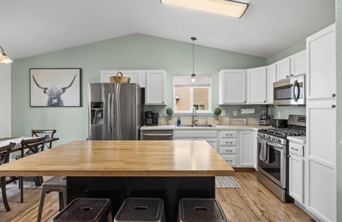 Summerset House | 5 Beds, Hot Tub, Fenced backyard