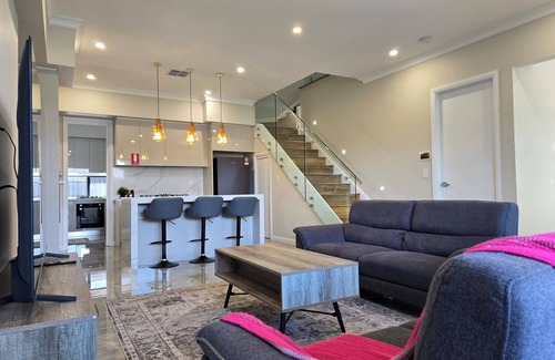 Oran Park House | 5 Beds in 4 Bedroom House in Oran Park