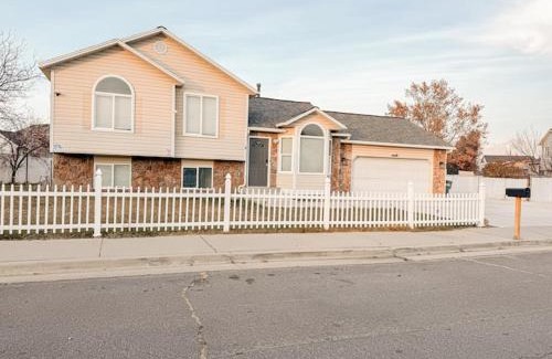 Downtown Salt Lake City House | 5 BR 3 Bath Home Centrally Located Near SLC Airport and DT