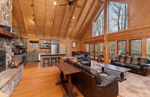 Champion Cabin | 5 BR Cozy Log Cabin next To 7 Springs & Hidden Valley!