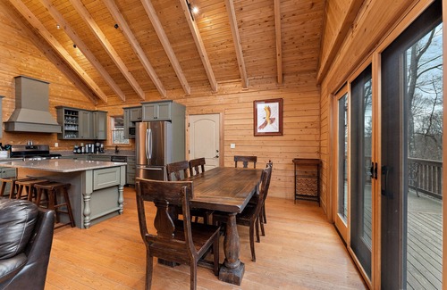 Champion Cabin | 5 BR Cozy Log Cabin next To 7 Springs & Hidden Valley!