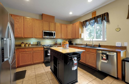 Plymouth House | 5 BR Family Getaway with a Pool, Theater & Office in Apopka!