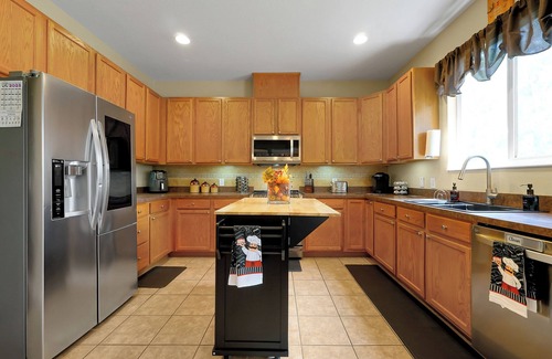 Plymouth House | 5 BR Family Getaway with a Pool, Theater & Office in Apopka!