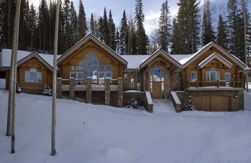 Mountain Village House | 5 BR + Loft Luxury Ski-in & Ski-out Log Home, stunning mountain views, hot tub