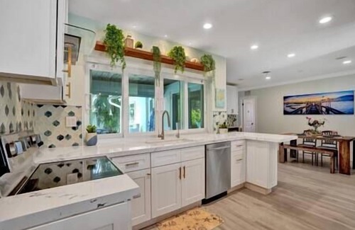 Lighthouse Point House | 5 BR on Water, Heated Pool, Jacuzzi, Boat Avail