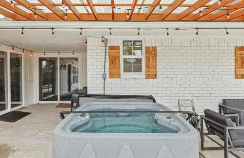 DeSoto House | 5-BR Relaxing Retreat with Pool Hot tub Fire Pit