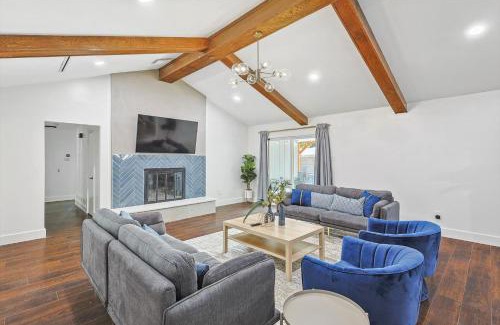 DeSoto House | 5-BR Relaxing Retreat with Pool Hot tub Fire Pit