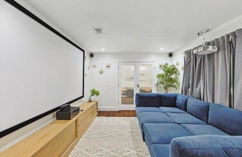 DeSoto House | 5-BR Relaxing Retreat with Pool Hot tub Fire Pit