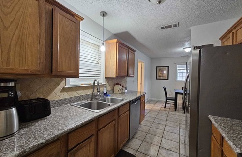 Raleigh House | 5 BR Secluded Compound-Abundant Parking-Minutes from Downtown & Airport.
