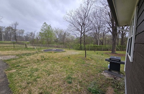 Raleigh House | 5 BR Secluded Compound-Abundant Parking-Minutes from Downtown & Airport.