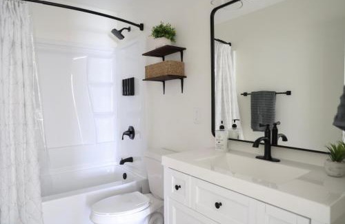 Berea House | 5-BR Serene Retreat Near CLE* Dogs welcome!