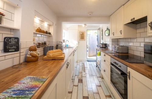 Knodishall Cottage | 5 Burrells Cottages - sleeps 4 guests in 2 bedrooms