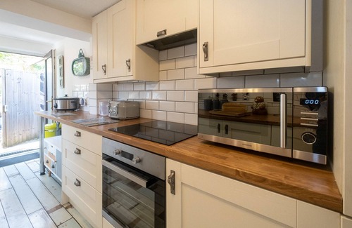 Knodishall Cottage | 5 Burrells Cottages - sleeps 4 guests in 2 bedrooms