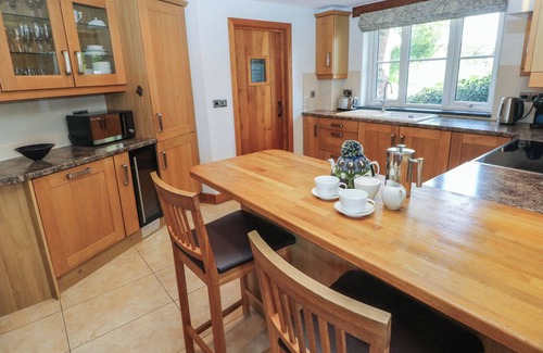 Haverfordwest House | 5 CART-TWS BACH, pet friendly, with open fire in St Davids