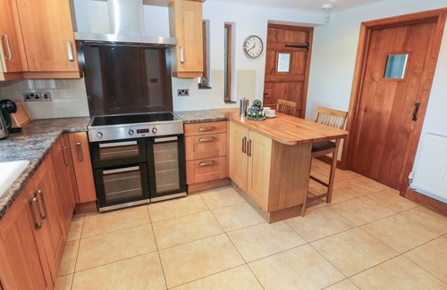 Haverfordwest House | 5 CART-TWS BACH, pet friendly, with open fire in St Davids