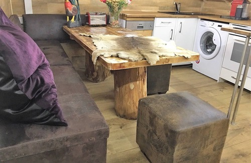 Munchen District Condo | 5* Chalet ambience with large garden | 15 min Munich City | 10 min Oktoberfest