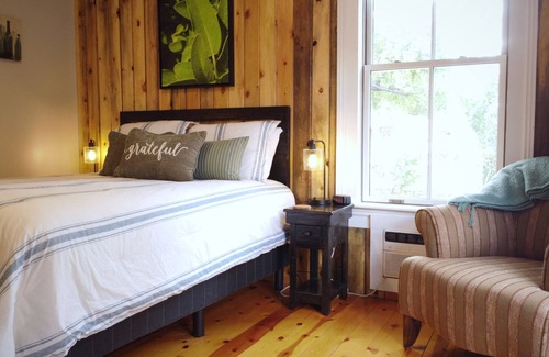 Snowflake House | #5 Charming Room in Historic House, Sage Suite