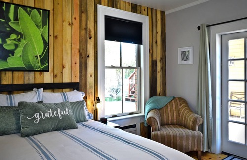 Snowflake House | #5 Charming Room in Historic House, Sage Suite