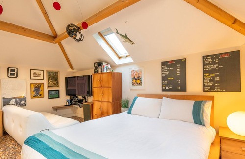 Sheffield Cottage | 5 DOBCROFT ROAD, pet friendly, with a garden in Sheffield