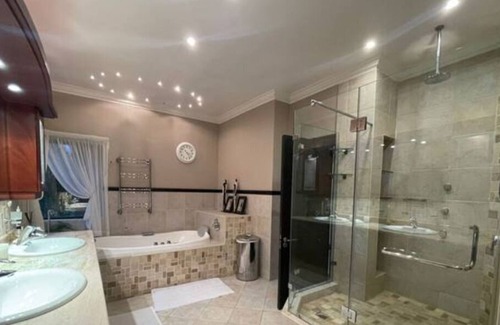 La Lucia House | 5 en-suite rooms, JoJo Tank Inverter, Fast free WiFi. Jacuzzi, Pool, Work Space.