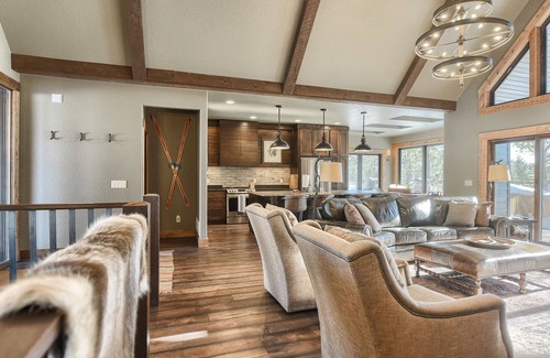 Lead Cabin | 5 En Suites for all Bedrooms! , 3720 Sq. Ft., Hot Tub, Fully Custom! Clubouse