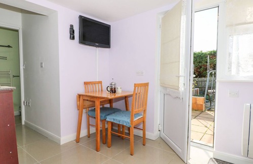 Lancing Cottage | 5 FIRLE ROAD ANNEXE, with a garden in Lancing