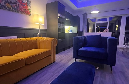 Skegness House | 5* Hot tub, 110" Outdoor Cinema, Fire Pit, Luxury Woodland Lodge,
