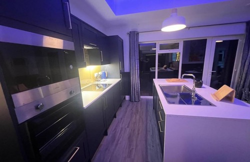 Skegness House | 5* Hot tub, 110" Outdoor Cinema, Fire Pit, Luxury Woodland Lodge,