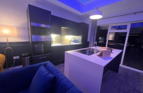 Skegness House | 5* Hot tub, 110" Outdoor Cinema, Fire Pit, Luxury Woodland Lodge,