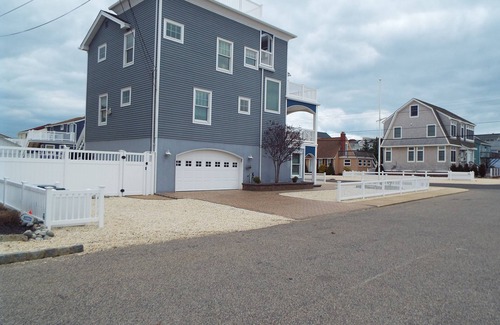 North Beach Haven House | 5 houses from beach immaculate bright reverse living - great 360 views- Walk