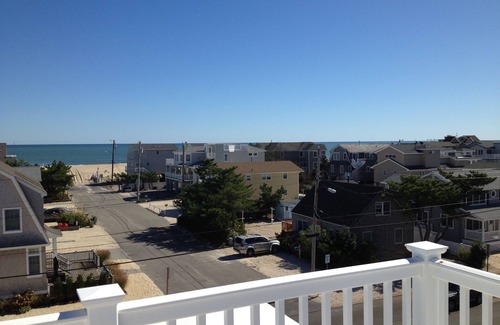 North Beach Haven House | 5 houses from beach immaculate bright reverse living - great 360 views- Walk