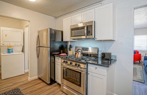 University Heights Apartment | #5: King bed, 1bd/1ba, Walk to UNM & restaurants!