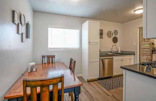 University Heights Apartment | #5: King bed, 1bd/1ba, Walk to UNM & restaurants!