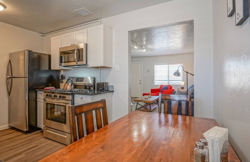 University Heights Apartment | #5: King bed, 1bd/1ba, Walk to UNM & restaurants!