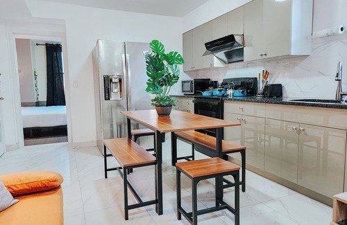 Poplar Apartment | 5 King Beds/5 En-Suite Bathrooms/Ping-Pong