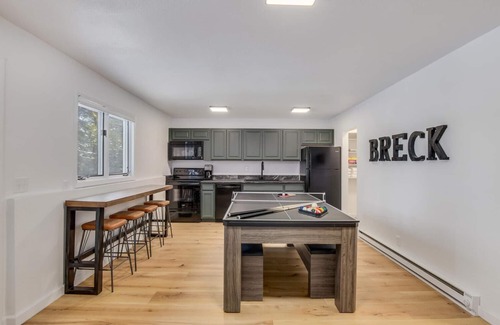 Warrior's Mark West House | 5 King Beds+6 Bunks. Winter Bus. Close to town.