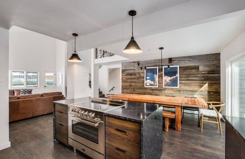 Warrior's Mark West House | 5 King Beds+6 Bunks. Winter Bus. Close to town.