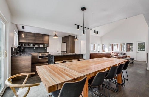 Warrior's Mark West House | 5 King Beds+6 Bunks. Winter Bus. Close to town.
